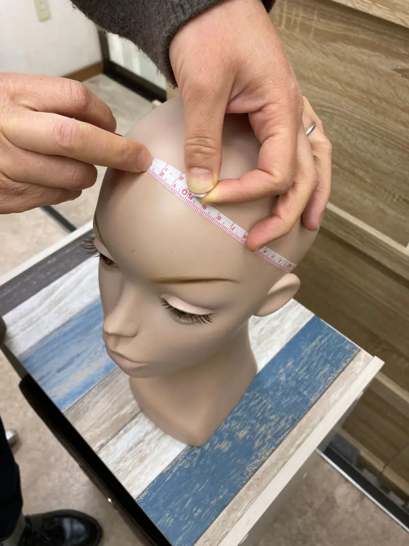 医療用ウィッグ/頭周りのサイズを測る1 医療用ウィッグ/頭周りのサイズを測る1