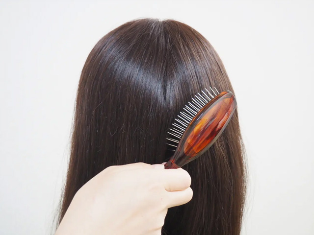 医療用ウィッグ専用のブラシでブラッシング 医療用ウィッグ専用のブラシでブラッシング
