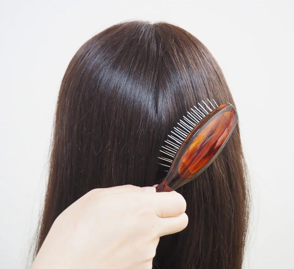 医療用ウィッグ/ブラシ等で優しく梳かす