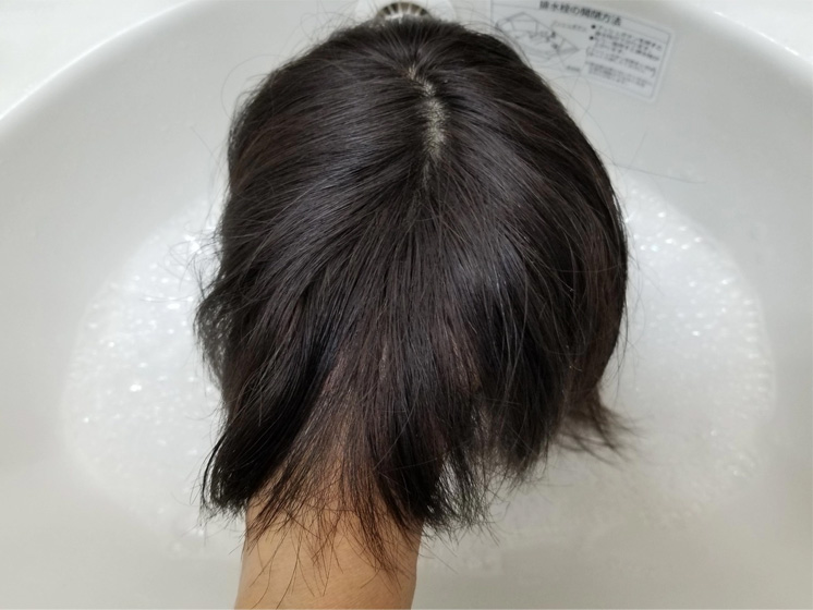医療用ウィッグのシャンプー液に浸す