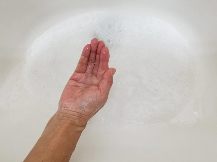 医療用ウィッグのシャンプー液に浸す