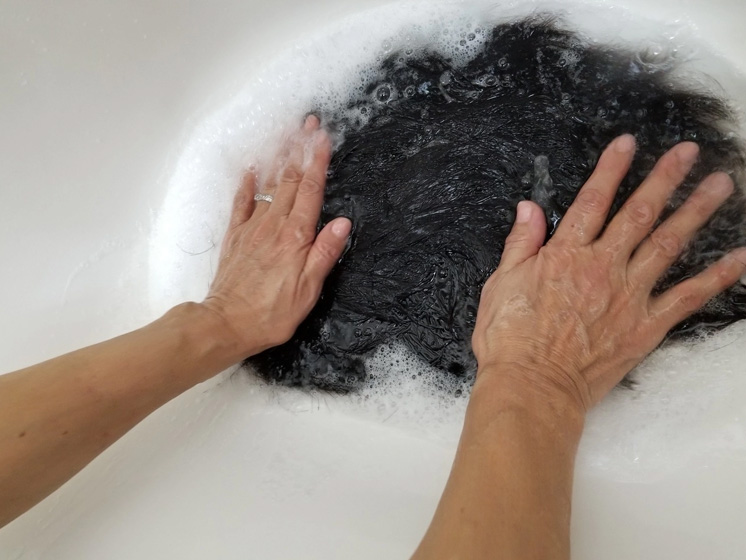 医療用ウィッグの押し洗い